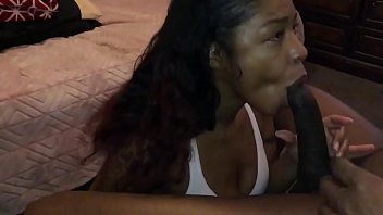 Riproduci si masturba il pene hardcore di un'adolescente sul tram e glielo fa leccare