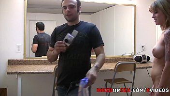 Abspielen Auf dem Rücken in den Pool genommen, bis er im Schutz endet