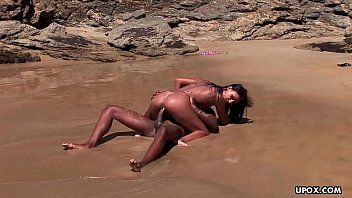 play ebony neemt een warme douche en wacht op de penis van de viriele man