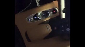 Jouer Xxx téléphone jeune brune faisant une pipe dans la cabine de douche