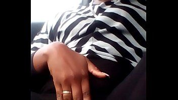 play Isi introduce doua degete in pizda si face futai cu gigolo