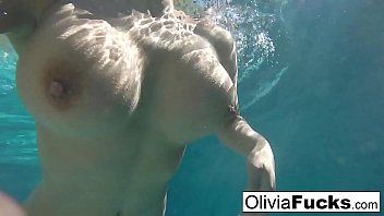 play Das Mädchen wird nackt beim Sex im Pool gefilmt