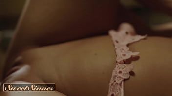 play Sex mit der Schwiegermutter, die wegen des Penis sexy ist