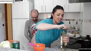 Jouer Un homme maigre doit baiser une grosse bite dans la cuisine
