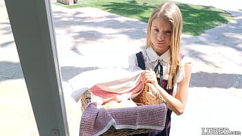 Jouer La fille un peu grosse pénètre perversement l'un des hommes qui est très attirant pour elle