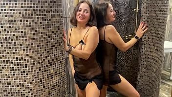 play Er betritt das Badezimmer über seine Mutter hinweg und hat Sex mit ihr mit einem Muschi-Orgasmus