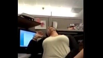 Reproducir Belleza rubia se masturba por la noche en la cama con una almohada rosa