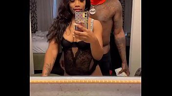 play يقوم الطفل بفرك المتشددين في الديك xnxx مع زوج من السود
