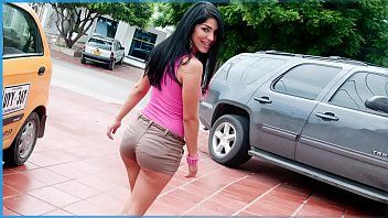 play La dama creada con pechos pequeños chupa bien el pene y hace xxx muy bien