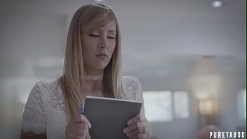 Redă Blonda care isi scoate pizdulice la trebusoara deoarece amantul si-a facut datoria de a o