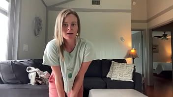 تشغيل هذه الشابة الجميلة والأكثر أهمية تفعل xxx عن طريق الفم بالمعنى الحقيقي للكلمة