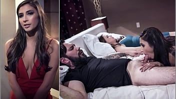 play O homem que senta com a cabeça entre as pernas de uma mulher