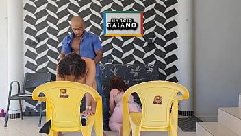 play La studentessa rimproverata da due insegnanti per non aver fatto i compiti e avrebbe dovuto