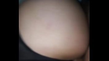 Reproduzir Vadia da vila fodida muito hardcore por um macho que a penetra pelos cabelos e bate na bunda dela