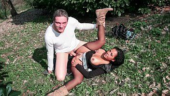 play Porno avec xxx sur l'herbe dans la forêt