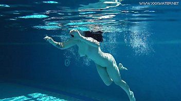play Xxx cu femei hot cu cur si sani mari fac xxx in piscina