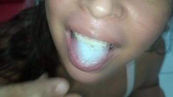 play Fata cu sanii mici si cu fundul foarte tramt care se pune pe facut xxx oral