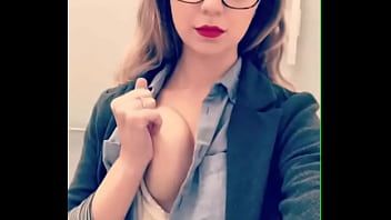 Play The blonde with the gorgeous buttocks who calls her boyfriend in the toilet of a train
