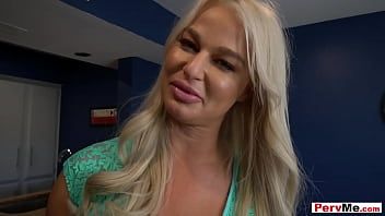 Abspielen Die blonde Lippe, die eine Strumpfhose trägt und sie gerne leckt