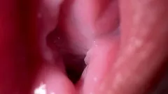 Nena morena se masturba con un primer plano extremo abriendo el coño y hablando sucio