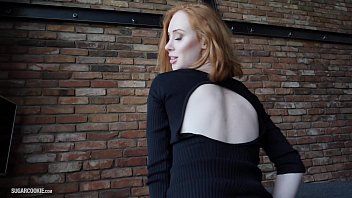 play Lenina zeigt uns Muschi und gibt einen Blowjob