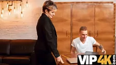 play Tutor4K: Matura profesoară de rusă Janine Hard se transformă dintr-o educatoare respectată într-o curvă care suge Dick în HD