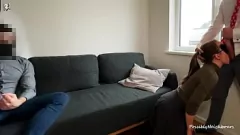 play Cuckold echtgenoot kijkt toe terwijl vrouw wordt gevuld door baas en buurman in amateurtrio