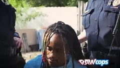 Reproducir Policías con curvas en uniforme se ensucian con un semental de gran polla en un trío porno tórrido