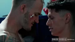 Reproducir El musculoso boxeador Christian Wilde golpea al peludo deportista Troy Accola en el vestuario