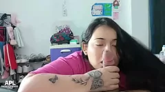 تشغيل فاتنة لاتينا الحسية يعطي اللسان قذرة والحلق العميق