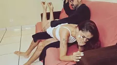 Redă Tatăl vitreg face intimitate cu fiica vitregă supusă în camera de zi