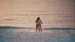 play Plaja lesbiană: întâlnirea sexy a lui Charlie Forde și Olive Gee