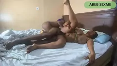 play سوداء GF يشارك Big Ass Ebony Friend for Threesome