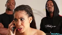 play صغيرتي الأبنوس جيا ميلانا في مكثفة بي بي سي الثلاثي
