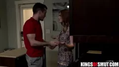 Jouer Beau-frère persuade une belle-sœur blonde maigre à baiser