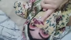 Redă Hijab-îmbrăcat arab MILF stropituri în timpul sesiunii de orgasm ascuns