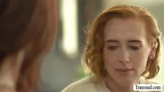 Afspelen T-girl buren in lingerie worden anaal in een hardcore shemale-ontmoeting