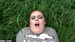 Redă Teenul BBW nu -și poate ține pipi, devine crem în aer liber