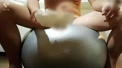 Redă Masturbarea Mayhem: Muscle Man's Sperma-Tastic Ride pe o minge de echilibru!