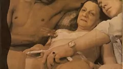 تشغيل MILFs المشعر في 3some الثلاثي الشريرة