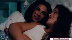 Odtwórz Wygolona cipka shemale macocha Ariel Demure rucha pasierbicę małym kutasem