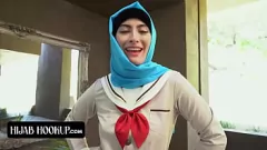 Odtwórz Angeline Red, ślicznotka z Bliskiego Wschodu w hidżabie, uwielbia styl na pieska i akcje na oklep z wielkim kutasem swojego chłopaka