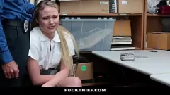 Abspielen Unartiger katholischer Teenager, der beim Ladendiebstahl erwischt wird, wird mit einem großen Schwanz im Doggystyle hart bestraft