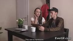 Reproduzir Garanhão desesperado deixa seu amigo travesso foder sua ex-namorada gostosa por dinheiro neste adolescente selvagem e hardcore 3some