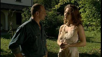 play Putain mature aux gros seins a des relations sexuelles avec sa petite voisine putain