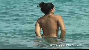play Bruneta filmata cand se bronzeaza in pizdulice dezbracata xnxx
