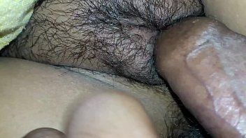 play La jeune fille de 21 ans a du bon sexe dans sa chatte serrée