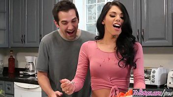 play La studentessa fa del buon sesso dopo aver finito di cucinare sesso xnxx in cucina