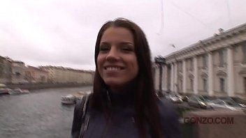 play Brunette accrochée au public et sodomisée à la maison