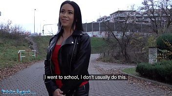 play انها تفعل ما يريد بوسها